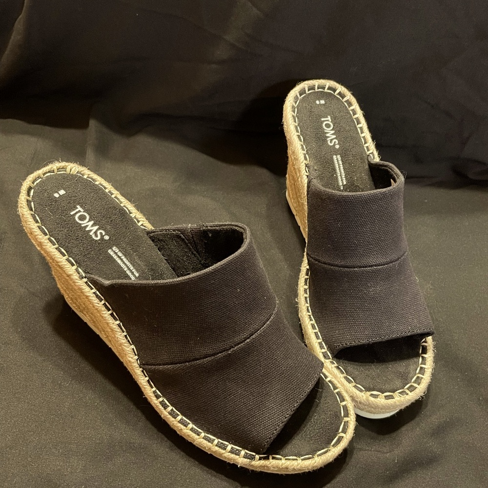 Wedge sandal by TOMS! Women’s size 9 never been warn.